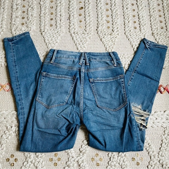Good American Good Legs Crop Distressed Jean - Picture 7 of 10